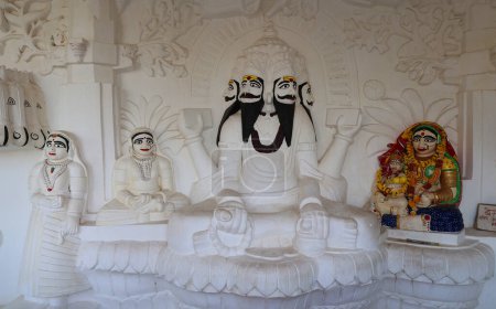 Foto de JODHPUR RAJASTHAN INDIA - 02 13 2023: Escultura rupestre en el Salón de los Héroes y la Divinidad, Mandore Garden - Imagen libre de derechos