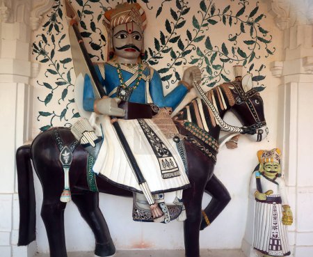 Foto de JODHPUR RAJASTHAN INDIA - 02 13 2023: Escultura rupestre en el Salón de los Héroes y la Divinidad, Mandore Garden - Imagen libre de derechos