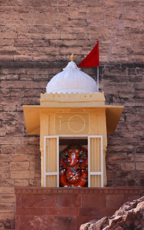 Foto de JODHPUR RAJASTHAN INDIA - 02 13 2023: Ganesha o Ganapati, Vinayaka y Pillaiyar, es una de las deidades más conocidas y adoradas en el panteón hindú y es el Dios Supremo en Ganapatya - Imagen libre de derechos
