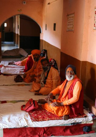 Téléchargez les photos : RURAL RAJASTHAN INDIA - 02 15 2023 : Le monachisme, ou moine, est un mode de vie religieux dans lequel on renonce aux activités mondaines pour se consacrer pleinement au travail spirituel. Monastique - en image libre de droit