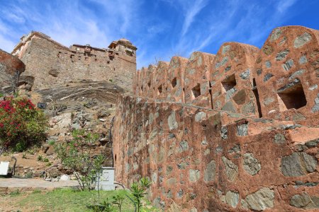Foto de KUKMBHALGARH RAJASTHAN INDIA - 02 23 2023: El fuerte de Kumbhal o la Gran Muralla de la India, es una fortaleza Mewar en la cordillera occidental de Aravalli Hills, a 48 km de la ciudad de Rajsamand. - Imagen libre de derechos