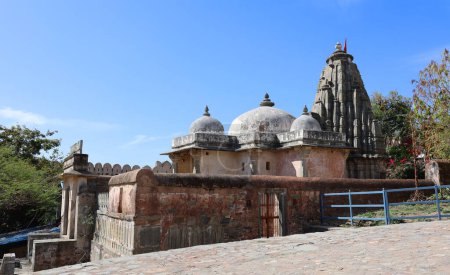 Téléchargez les photos : KUKMBHALGARH RAJASTHAN INDIA - 02 23 2023 : Le fort de Kumbhal ou la Grande Muraille de l'Inde, est une forteresse de Mewar sur la chaîne ouest des collines d'Aravalli, à 48 km de la ville de Rajsamand - en image libre de droit