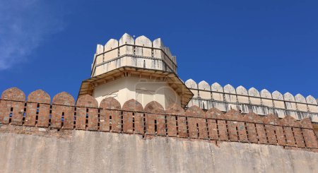 Téléchargez les photos : KUKMBHALGARH RAJASTHAN INDIA - 02 23 2023 : Le fort de Kumbhal ou la Grande Muraille de l'Inde, est une forteresse de Mewar sur la chaîne ouest des collines d'Aravalli, à 48 km de la ville de Rajsamand - en image libre de droit