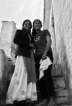 Téléchargez les photos : KUKMBHALGARH RAJASTHAN INDIA - 02 23 2023 : Jeunes filles visitant le fort de Kumbhal. Le plus grand facteur derrière la population massive de l'Inde est ses jeunes 650 millions d'Indiens près de la moitié du pays - en image libre de droit