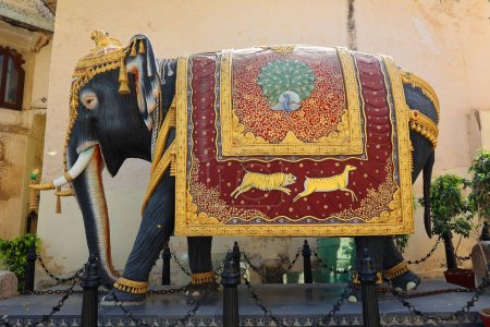 Téléchargez les photos : UDAIPUR RAJASTHAN INDE - 02 20 2023 : Une statue d'éléphant géant au City Palace, Udaipur. - en image libre de droit