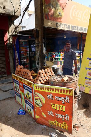 Foto de JODHPUR RAJASTHAN INDIA - 02 13 2023: Un vendedor de té no identificado haciendo y vendiendo té en la calle de Jodhpur - Imagen libre de derechos