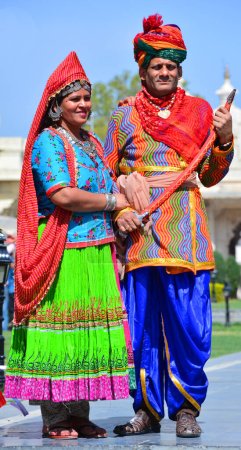 Téléchargez les photos : UDAIPUR RAJASTHAN INDIA - 02 20 2023 : Couple indien en costume national de sari rajasthan - en image libre de droit