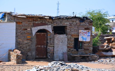 Téléchargez les photos : JODHPUR RAJASTHAN INDIA - 02 13 2023 : Petite maison de village indienne traditionnelle pauvre. - en image libre de droit