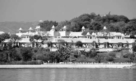 Téléchargez les photos : UDAIPUR RAJASTHAN INDE - 02 20 2023 : Palais du lac (anciennement connu sous le nom de Jag Niwas) est un ancien palais d'été de la dynastie royale de Mewar, il est maintenant transformé en hôtel. - en image libre de droit