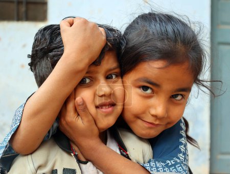 Téléchargez les photos : BUNDI RAJASTHAN INDE - 02 17 2023 : Les jeunes enfants jouent dans la rue Le plus grand facteur derrière la population massive de l'Inde est sa jeunesse 650 millions d'Indiens près de la moitié du pays - en image libre de droit