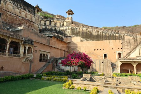 Foto de BUNDI RAJASTHAN INDIA - 02 17 2023: Taragarh Fort es una gigantesca arquitectura ubicada en el distrito de Bundi. También conocido como Star Fort, fue construido en el siglo XVI.. - Imagen libre de derechos