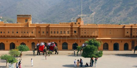 Foto de AMER RAJASTHAN INDIA - 02 17 2023: Amer Fort o Amber Fort es un fuerte ubicado en Amer, Rajastán, India. fueron fundados por el gobernante Alan Singh Chanda de la dinastía Chanda de Meenas. - Imagen libre de derechos
