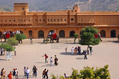 Téléchargez les photos : AMER RAJASTHAN INDIA - 02 17 2023 : Amer Fort ou Amber Fort est un fort situé à Amer, Rajasthan, Inde. ont été fondées par le souverain Alan Singh Chanda de la dynastie Chanda de Meenas. - en image libre de droit