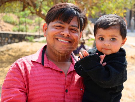 Téléchargez les photos : JAIPUR RAJASTHAN INDIA - 02 27 23 : Portrait de père et fils indiens. Les Indiens sont les citoyens et les ressortissants de la République de l'Inde. En 2022, la population de l'Inde était de 1,4 milliard d'habitants - en image libre de droit