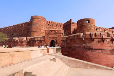 Téléchargez les photos : AGRA UTTAR PRADESH INDIA - 03 01 2023 : Agra Fort est un fort historique dans la ville d'Agra et également connu sous le nom d'Agra's Black Fort. Construit par l'empereur moghol Akbar en 1565 et achevé en 1573 - en image libre de droit