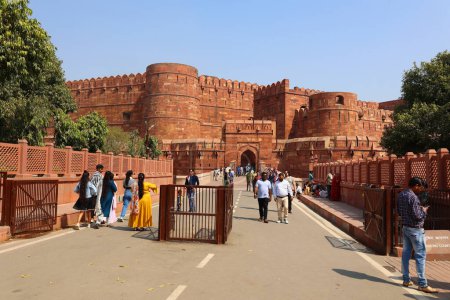 Foto de AGRA UTTAR PRADESH INDIA - 03 01 2023: El Fuerte Agra es un fuerte histórico en la ciudad de Agra y también conocido como Fuerte Negro de Agra. Construido por el emperador mogol Akbar en 1565 y completado en 1573 - Imagen libre de derechos