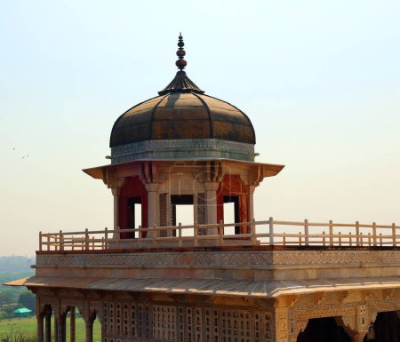 Foto de AGRA UTTAR PRADESH INDIA - 03 01 2023: El Fuerte Agra es un fuerte histórico en la ciudad de Agra y también conocido como Fuerte Negro de Agra. Construido por el emperador mogol Akbar en 1565 y completado en 1573 - Imagen libre de derechos