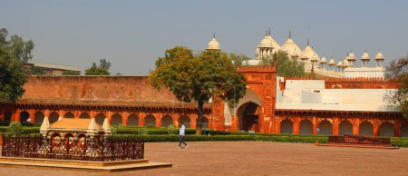 Téléchargez les photos : AGRA UTTAR PRADESH INDIA - 03 01 2023 : Agra Fort est un fort historique dans la ville d'Agra et également connu sous le nom d'Agra's Black Fort. Construit par l'empereur moghol Akbar en 1565 et achevé en 1573 - en image libre de droit