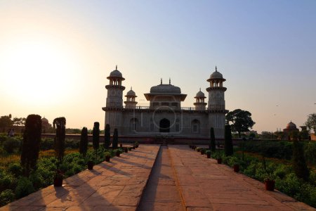 Foto de AGRA UTTAR PRADESH INDIA - 03 01 2023: Tumba de I 'timad-ud-Daulah es un mausoleo mogol en la ciudad de Agra en el estado indio de Uttar Pradesh. "Caja de joyas", "Bachcha Taj" o el "Baby Taj"" - Imagen libre de derechos
