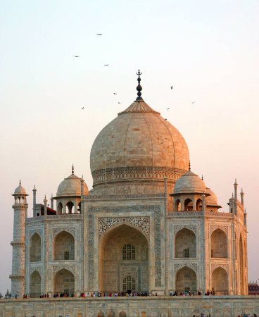 Téléchargez les photos : TAJ MAHAL UTTAR PRADESH INDIA - 03 01 2023 : Vue du Taj Mahal au coucher du soleil est un mausolée en marbre blanc ivoire sur la rive droite de la Yamuna à Agra - en image libre de droit