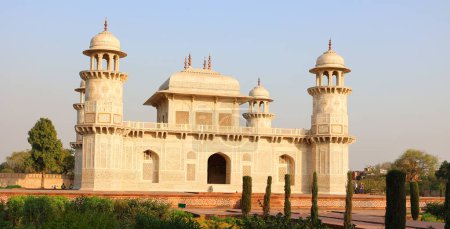 Foto de AGRA UTTAR PRADESH INDIA - 03 01 2023: Tumba de I 'timad-ud-Daulah es un mausoleo mogol en la ciudad de Agra en el estado indio de Uttar Pradesh. "Caja de joyas", "Bachcha Taj" o el "Baby Taj"" - Imagen libre de derechos