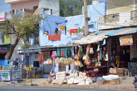Téléchargez les photos : AGRA UTTAR PRADESH INDE - 03 01 2023 : Vendeur de rue à Agra vendant ses produits - en image libre de droit