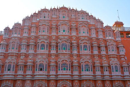Téléchargez les photos : JAIPUR INDIA - 02 28 2023 : Hawa Mahal est un palais de Jaipur, en Inde. Construit à partir de grès rouge et rose, il est sur le bord du palais de la ville, Jaipur, et s'étend à la Zenana, ou chambres des femmes. - en image libre de droit