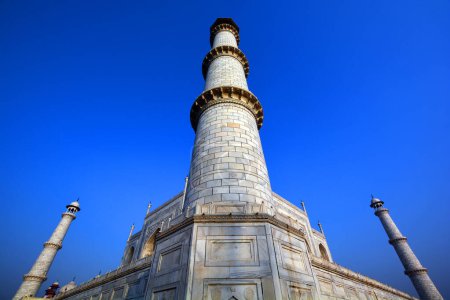 Téléchargez les photos : TAJ MAHAL UTTAR PRADESH INDIA - 03 01 2023 : Vue du Taj Mahal au lever du soleil est un mausolée en marbre blanc ivoire sur la rive droite de la Yamuna à Agra - en image libre de droit