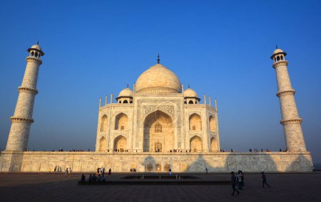 Téléchargez les photos : TAJ MAHAL UTTAR PRADESH INDIA - 03 01 2023 : Vue du Taj Mahal au lever du soleil est un mausolée en marbre blanc ivoire sur la rive droite de la Yamuna à Agra - en image libre de droit