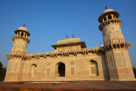 Téléchargez les photos : AGRA UTTAR PRADESH INDIA 03 01 2023 : Tombeau de I'timad-ud-Daulah est un mausolée moghol de la ville d'Agra dans l'État indien de l'Uttar Pradesh. "boîte à bijoux", "Bachcha Taj" ou le "Baby Taj"" - en image libre de droit