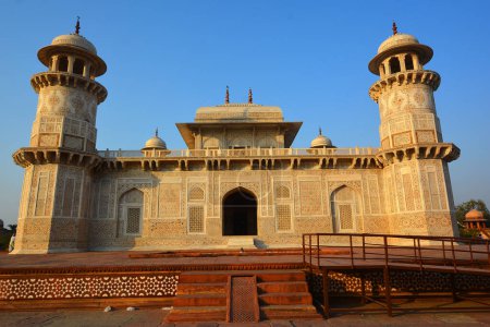 Foto de AGRA UTTAR PRADESH INDIA 03 01 2023: Tumba de I 'timad-ud-Daulah es un mausoleo mogol en la ciudad de Agra en el estado indio de Uttar Pradesh. "Caja de joyas", "Bachcha Taj" o el "Baby Taj"" - Imagen libre de derechos
