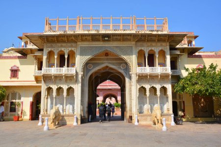 Téléchargez les photos : JAIPUR RAJASTHAN INDIA - 04 01 2023 : L'entrée du palais de la ville de Pink City est appelée la Porte de Tripolia qui a été construite en 1734. - en image libre de droit