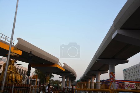 Téléchargez les photos : AGRA UTTAR PRADESH INDE - 03 01 2023 : Tracks of the Agra Metro est un réseau de transport en commun rapide en construction à Agra, la quatrième plus grande ville de l'État indien de l'Uttar Pradesh. - en image libre de droit