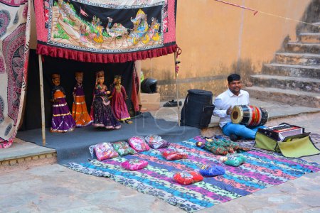 Foto de JAIPUR RAJASTHAN INDIA - 04 01 2023: Tradicional espectáculo de títeres en el Palacio de Jaipur. Jaipur es la capital y la ciudad más grande del estado de Rajastán, India. - Imagen libre de derechos