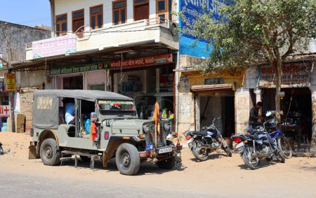 Téléchargez les photos : JODHPUR RAJASTHAN INDIA - 20 02 2023 : Un parking en Jeep dans la rue à Jodhpur, en Inde. Jodhpur est la deuxième plus grande ville de l'État du Rajasthan. - en image libre de droit