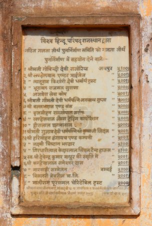 Foto de JAIPUR RAJASTHAN INDIA - 02 27 2023: Escritura india sobre mármol blanco Templo Hanuman Ji - Imagen libre de derechos