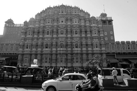 Foto de JAIPUR INDIA - 02 28 2023: Hawa Mahal es un palacio de Jaipur, India. Construido en piedra arenisca roja y rosa, está en el borde del Palacio de la Ciudad, Jaipur, y se extiende a la Zenana, o cámaras de mujeres. - Imagen libre de derechos
