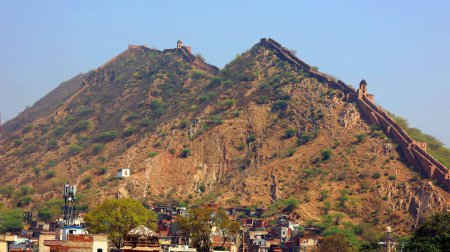 Téléchargez les photos : AMER RAJASTHAN INDIA - 02 17 2023 : Le long mur sur la montagne du fort d'Amber dans la ville historique d'Amer - en image libre de droit