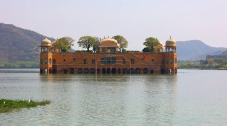 Foto de JAIPUR INDIA - 02 28 2023: Jal Mahal ("Palacio del Agua") es un palacio en el centro del lago Man Sagar en la ciudad de Jaipur, la capital del estado de Rajastán, India. - Imagen libre de derechos