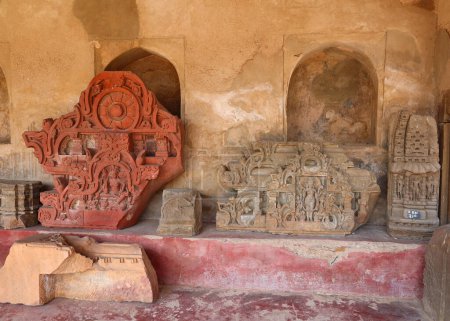 Téléchargez les photos : ABHANERI UTTAR PRADESH INDIA - 03 01 2023 : Gros plan sur la pierre sculptée du Xe siècle dans l'ancien Chand Baori Bien marcher dans le village d'Abhaneri, État du Rajasthan, Inde. - en image libre de droit