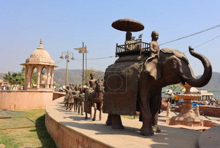 Téléchargez les photos : JAIPUR RAJASTHAN INDIA - 04 01 2023 : Procession royale indienne avec balade en éléphant Statue dans la rue à Jaipur - en image libre de droit
