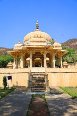 Foto de ALWAR RAJASTHAN INDIA - 02 28 2023: Moosi Maharani Ki Chhatri Alwar monumento más artístico y el más real también, repleto de una historia fascinante. Maharaja Vinay Singh de Alwar construyó este cenotafio - Imagen libre de derechos