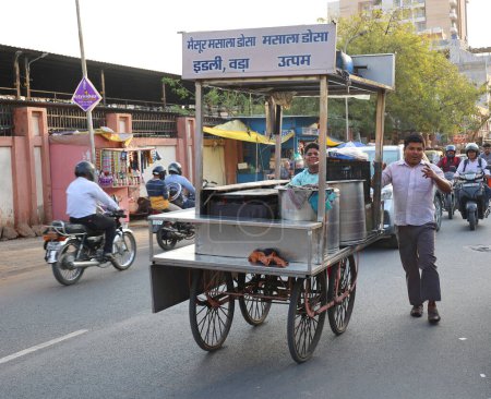 Téléchargez les photos : JAIPUR RAJASTHAN INDIA - 04 01 2023 : Vendeur de rue de nourriture. La vente dans la rue comprend une variété d'activités couvrant à la fois les biens et les services - en image libre de droit