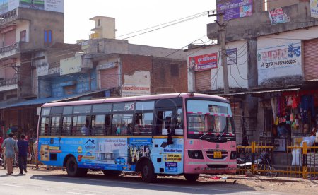 Foto de JAIPUR RAJASTHAN INDIA - 02 28 2023: El servicio de autobuses urbanos se introdujo en 2007. Inicialmente, se utilizaron 100 autobuses. El nuevo autobús urbano fue muy bien recibido por la población local, y se hizo muy popular - Imagen libre de derechos