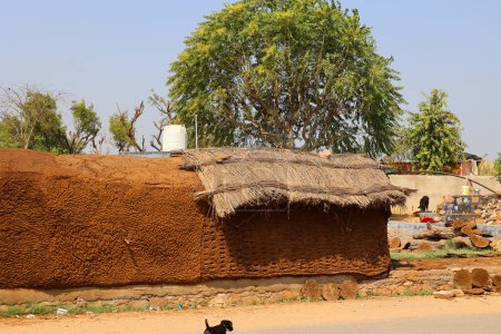 Téléchargez les photos : UTTAR PRADESH INDIA - 03 01 2023 : Petite cabane construite pour stocker des bouses de vache ou de bison qui seront utilisées plus tard comme combustible de cuisson traditionnel sur les foyers. Nandgaon. - en image libre de droit
