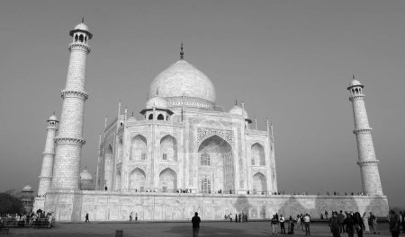 Foto de TAJ MAHAL UTTAR PRADESH INDIA - 03 01 2023: Vista del Taj Mahal es un mausoleo de mármol blanco marfil en la orilla derecha del río Yamuna en Agra - Imagen libre de derechos
