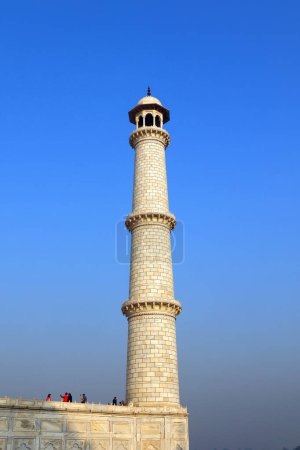 Téléchargez les photos : TAJ MAHAL UTTAR PRADESH INDIA - 03 01 2023 : Minaret du Taj Mahal au lever du soleil est un mausolée en marbre blanc ivoire sur la rive droite de la Yamuna à Agra - en image libre de droit