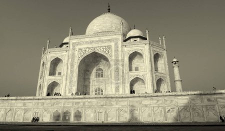 Téléchargez les photos : TAJ MAHAL UTTAR PRADESH INDIA - 03 01 2023 : Vue sur le Taj Mahal est un mausolée en marbre blanc ivoire sur la rive droite de la Yamuna à Agra - en image libre de droit