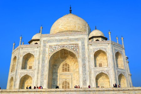 Foto de TAJ MAHAL UTTAR PRADESH INDIA - 03 01 2023: Vista del Taj Mahal es un mausoleo de mármol blanco marfil en la orilla derecha del río Yamuna en Agra - Imagen libre de derechos