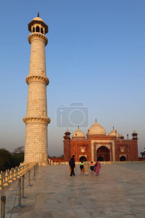 Téléchargez les photos : TAJ MAHAL UTTAR PRADESH INDIA - 03 01 2023 : Minaret du Taj Mahal est un mausolée en marbre blanc ivoire sur la rive droite de la Yamuna à Agra - en image libre de droit